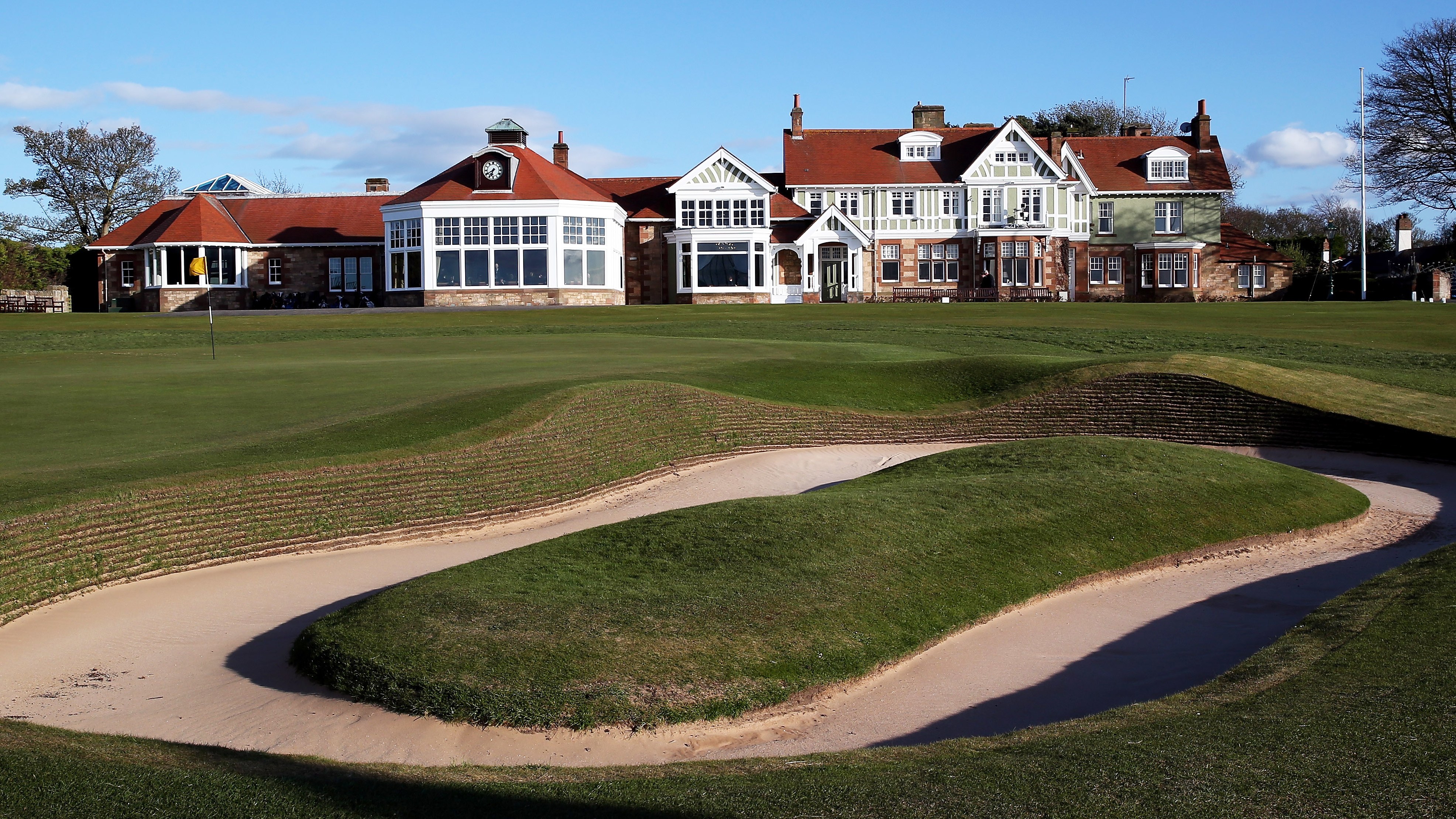 Pourquoi... les clubs ont-ils historiquement été des lieux fermés, parfois exclusifs (et le sont toujours pour quelques-uns) ?