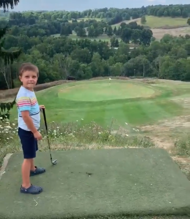 Hole in one à 4 ans