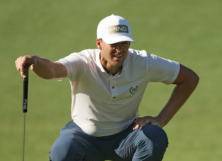 Victor Perez lit sa ligne de putt pour eagle au 2 vendredi dans le 2e tour. (Patrick Smith/Getty Images)