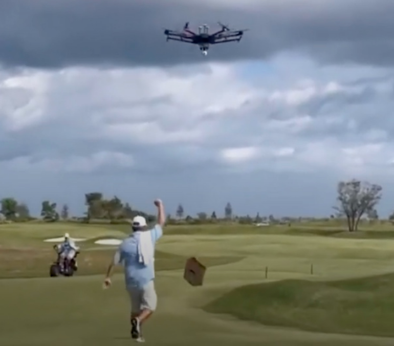 Michael Jordan sert boissons et sandwiches par drones sur son golf de grand luxe !
