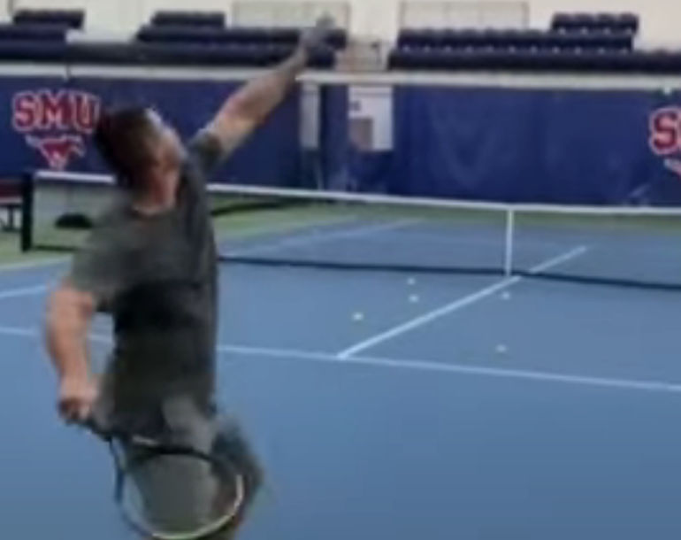Vidéo : DeChambeau cogne (aussi) au tennis