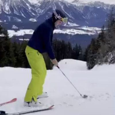 Matthias Schwab invente le ski golf et c'est beau !