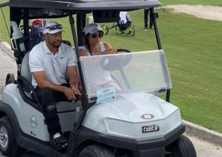 Tiger a suivi, en voiturette, son fils Charlie lors d'un tournoi en Floride
