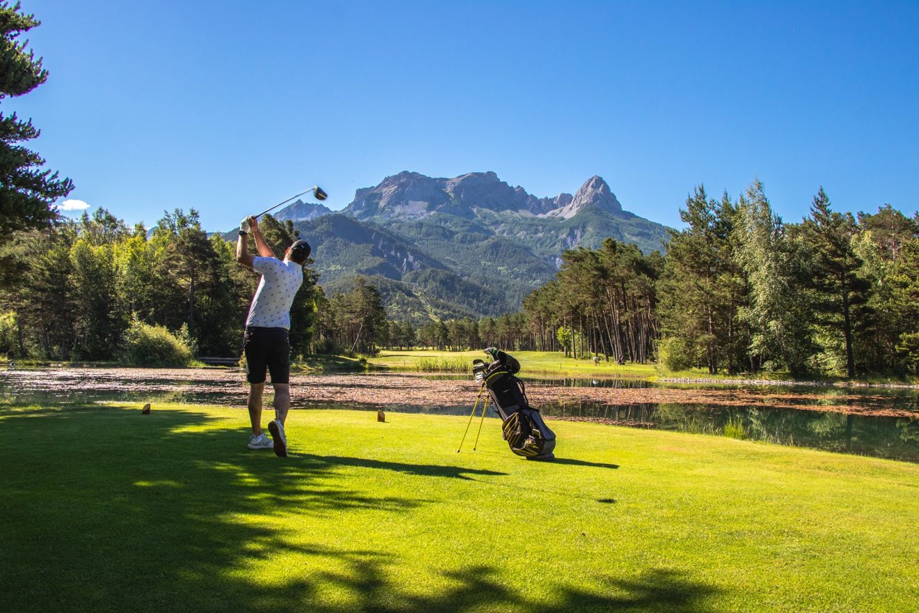 Golf en montagne : profitez de l’été pour jouer en prenant de la hauteur !