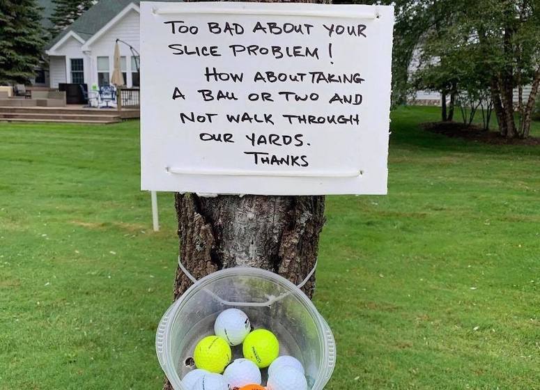 Des propiétaires fatigués de voir des joueurs errer dans leur jardin mais qui ne manquent pas d'humour !