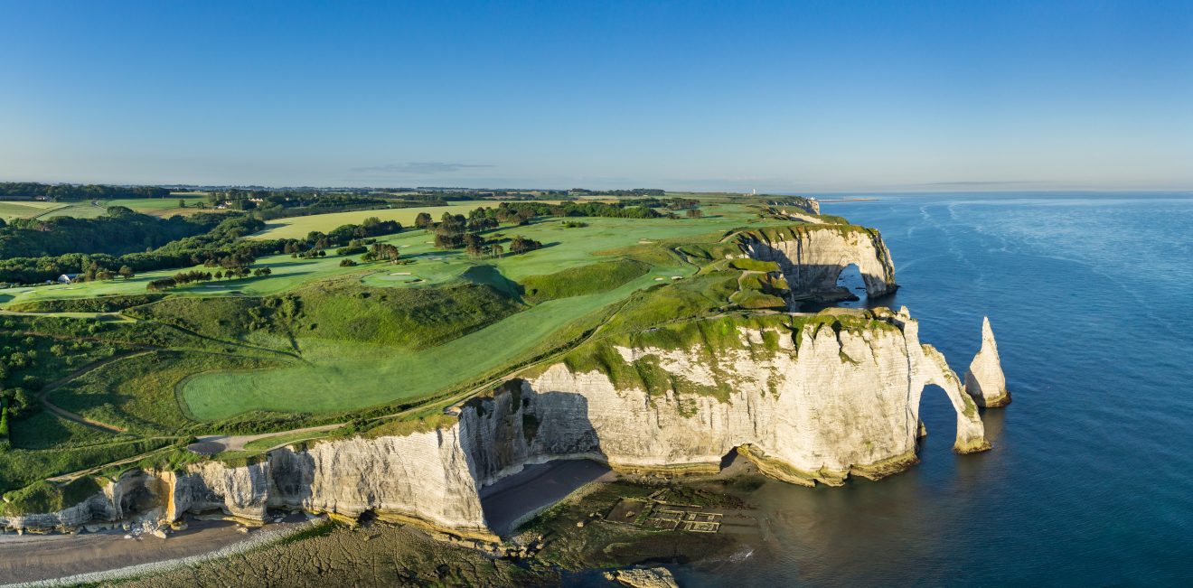 Les golfs centenaires 2/2 : balade à Étretat, Cabourg et Luchon