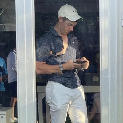 Très énervé, McIlroy déchire son polo de rage !