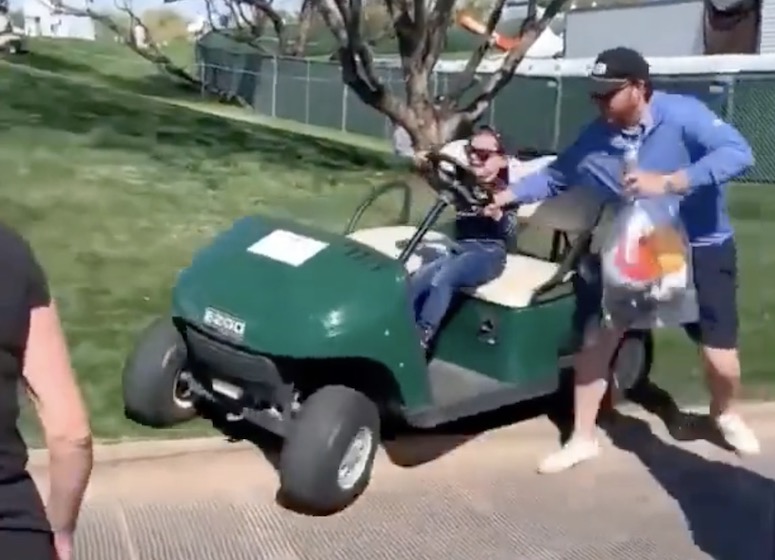 Un enfant au volant d'une voiturette manque d'écraser les specateurs au Phoenix Open