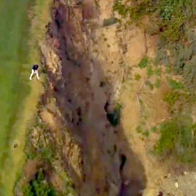 Jordan Spieth joue un coup effrayant au bord du précipice !