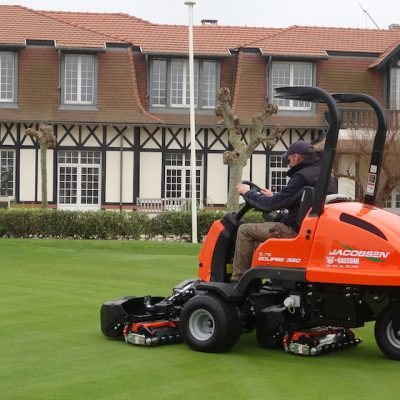 Les premières tondeuses à batterie lithium livrées au Golf National et à Biarritz