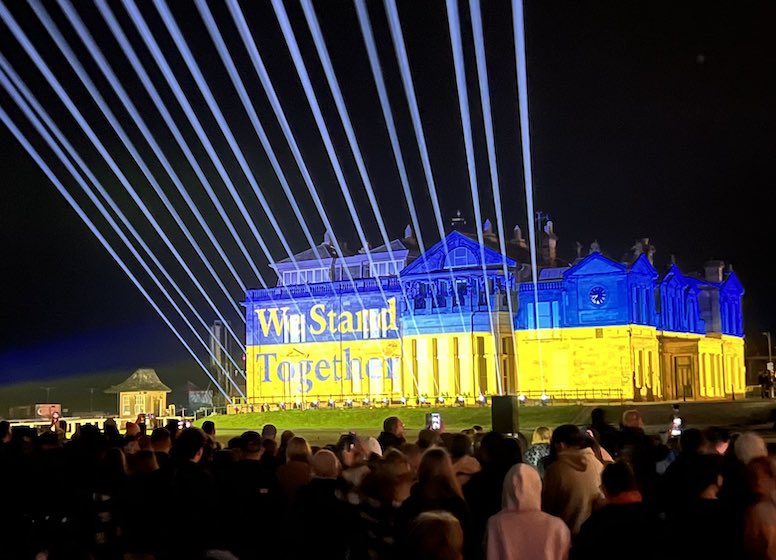 Le Royal & Ancient aux couleurs de l'Ukraine lors d'une soirée du 150e anniversaire de The Open