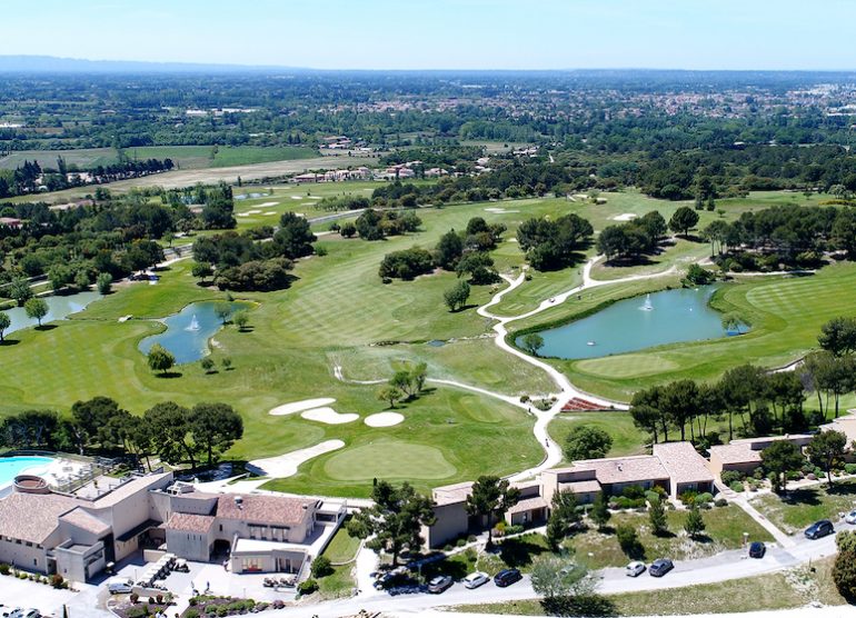 GOLF SAUMANE FLIES OVER THE GREEN