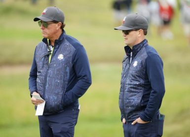 Zach Johnson Phil mickelson Photo by Patrick Smith / GETTY IMAGES NORTH AMERICA / Getty Images via AFP