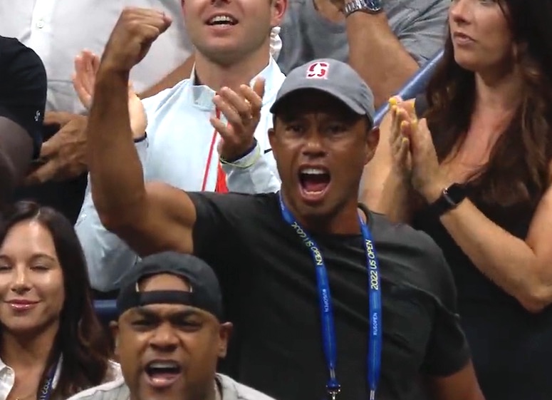 Le “fist Pump” de Tiger Woods aperçu à Flushing Meadows pour la victoire de Serena Williams