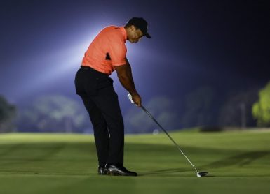 tiger-woods-the-match-night-nuit Photo by Mike Ehrmann / GETTY IMAGES NORTH AMERICA / Getty Images via AFP