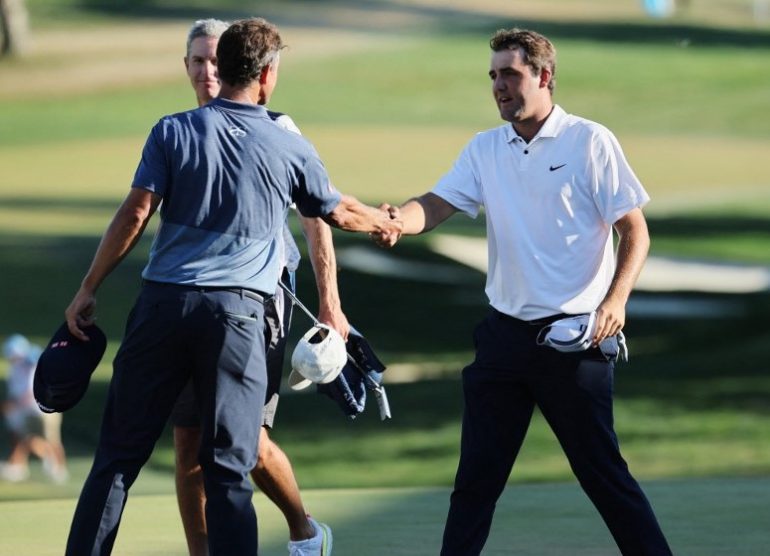 Adam Scott Scottie Scheffler ©ANDY LYONS / GETTY IMAGES NORTH AMERICA / Getty Images via AFP