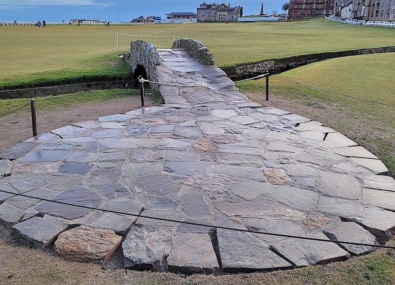 La restauration du mythique Swilcan Bridge de St Andrews provoque des réactions indignées !