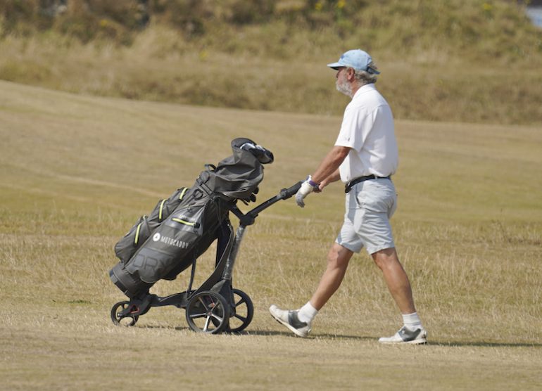 golfeur secheresse chariot electrique Photo by Hugh Hastings/Getty Images