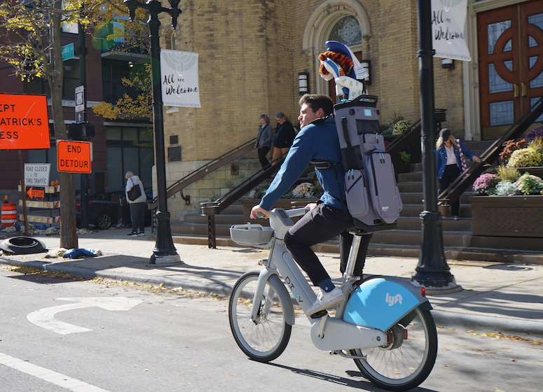 Le sac de golf adapté pour le transport en deux-roues !