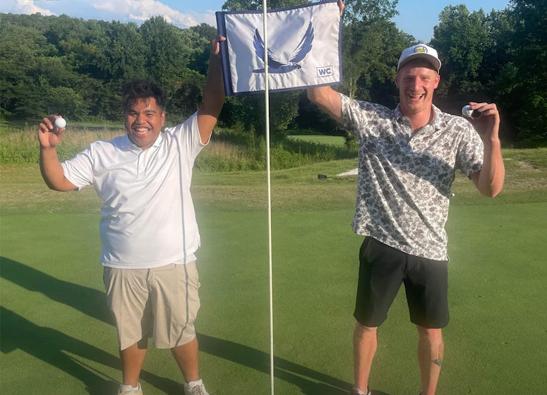 Incroyable, deux amis signent leur premier trou en un sur le même trou