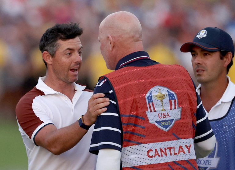 Rory McIlroy Joe LaCava Photo by Patrick Smith / GETTY IMAGES EUROPE / Getty Images via AFP