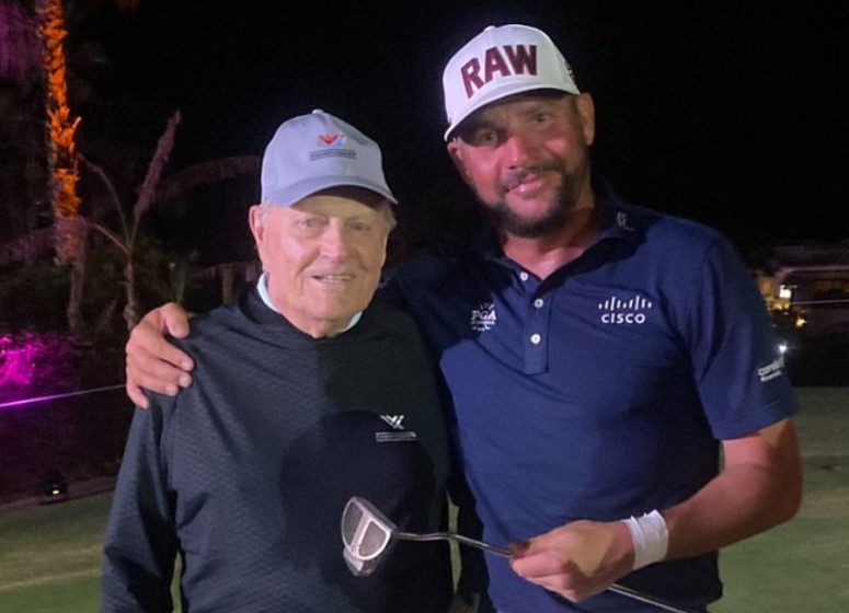 Jack Nicklaus rentre un putt final avec le putter de Michael Block