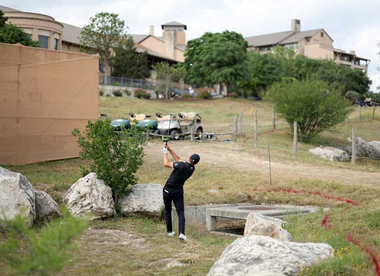 Pierre, toit, gouttière... Les aventures délirantes de Jordan Spieth au Texas