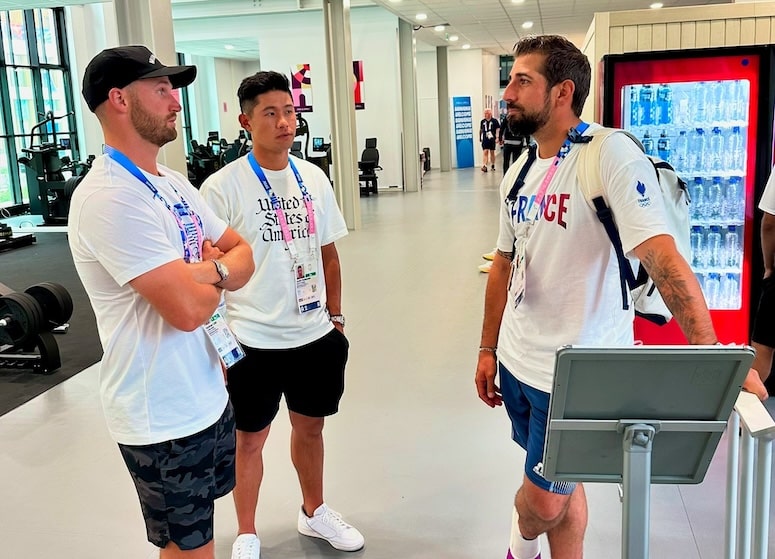 Matthieu Pavon accueille la Team USA au village olympique