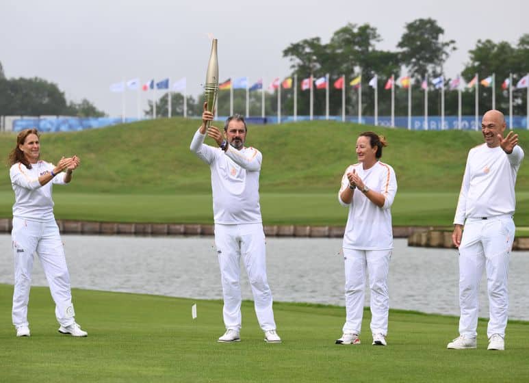 La flamme olympique en visite au Golf National...