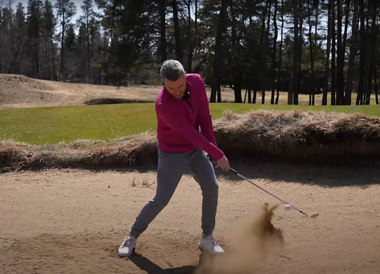 Gardez la face de club ouverte dans les bunkers avec une main droite faible
