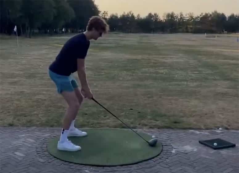 Quand le n°1 mondial du tennis s'essaie au golf... L'expérience est difficile !