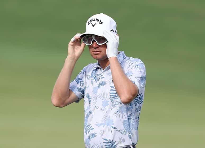Contre le vent et les tempêtes de sable, ce golfeur anglais a trouvé la solution...