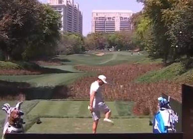 En attendant que le trou se libère, Adrien Saddier s'accorde une séance de ＂tricks golf＂