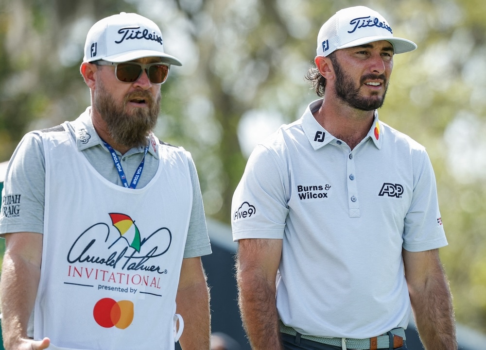 Max Homa of the United States talks with his caddie Joe Greiner Photo by Cliff Hawkins / GETTY IMAGES NORTH AMERICA / Getty Images via AFP)