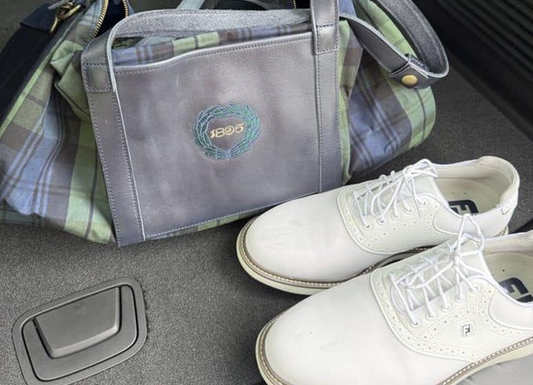 Michael Kim fait un heureux après avoir mis en jeu ses chaussures et son accréditation de l'U.S. Open