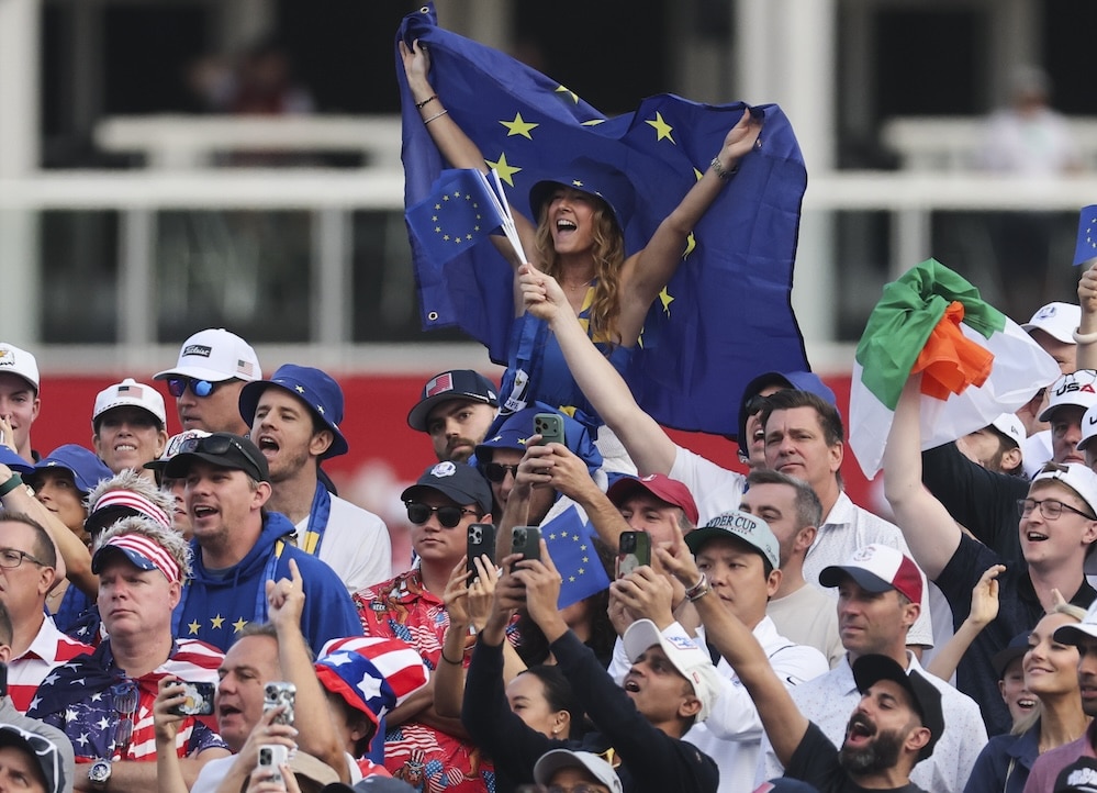 spectateurs ryder cup A Team Europe flag Photo © Michael Reaves/PGA of America
