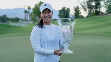 Anne Chen pose avec le trophée de l’Epson Tour Championship.