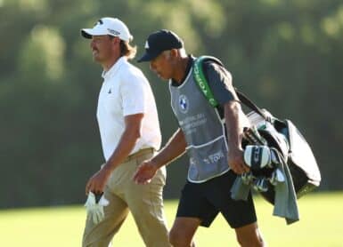 Anthony Quayle of Australia alongside caddie Steve Williams CHRIS HYDE / GETTY IMAGES ASIAPAC / Getty Images via AFP