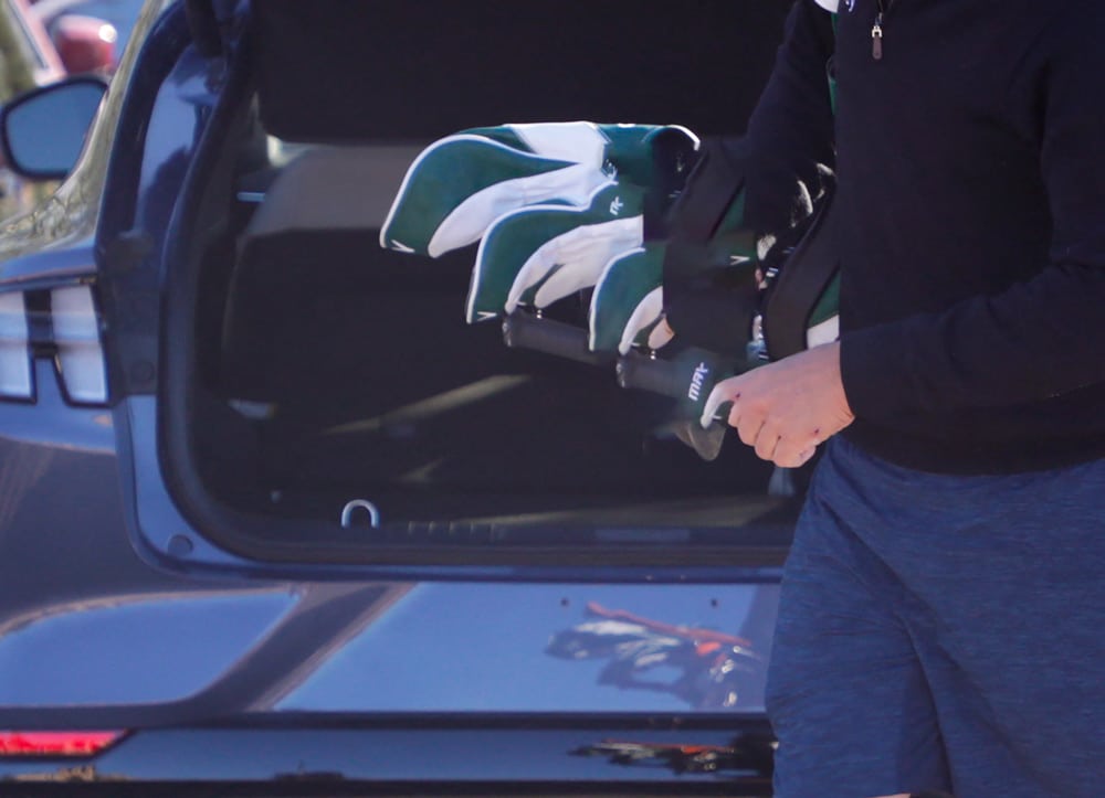 Plusieurs voitures de joueurs qualifiés pour la finale des cartes de l'Alps Tour fracturées à Rome !