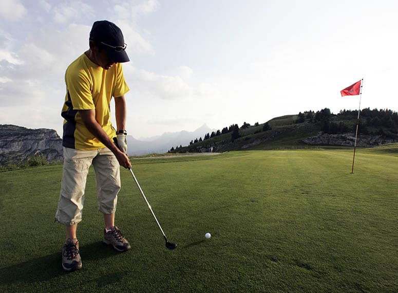 Pourquoi... il vaut mieux éviter de jouer en pantacourt (ou en jean) sur un parcours de golf, même si le club l'autorise ?