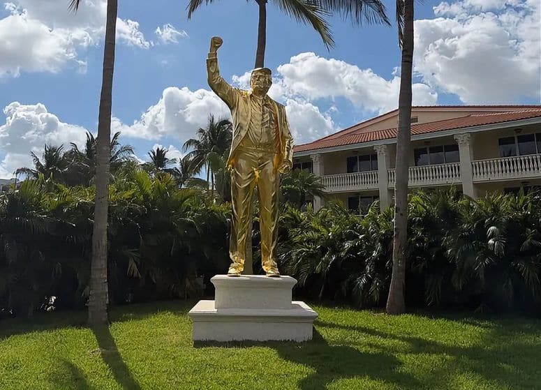 En toute simplicité, une statue dorée de Donald Trump trône en bonne place au Doral