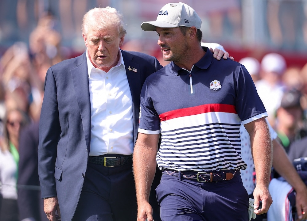 U.S. President Donald Trump speaks with Bryson DeChambeau o Photo by Andrew Redington / GETTY IMAGES NORTH AMERICA / Getty Images via AFP